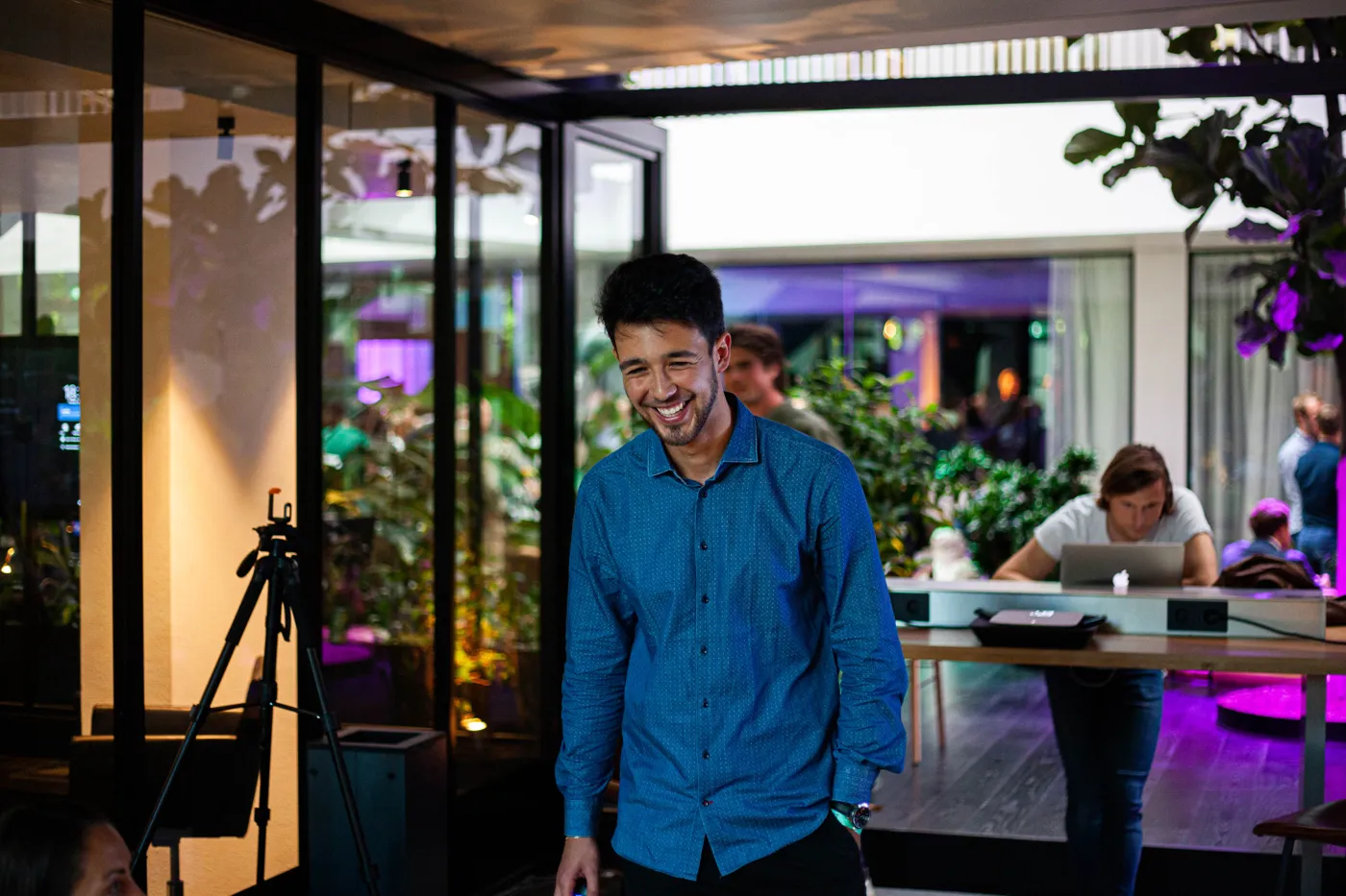 Bernardo Gándara sonriendo en un espacio de trabajo
